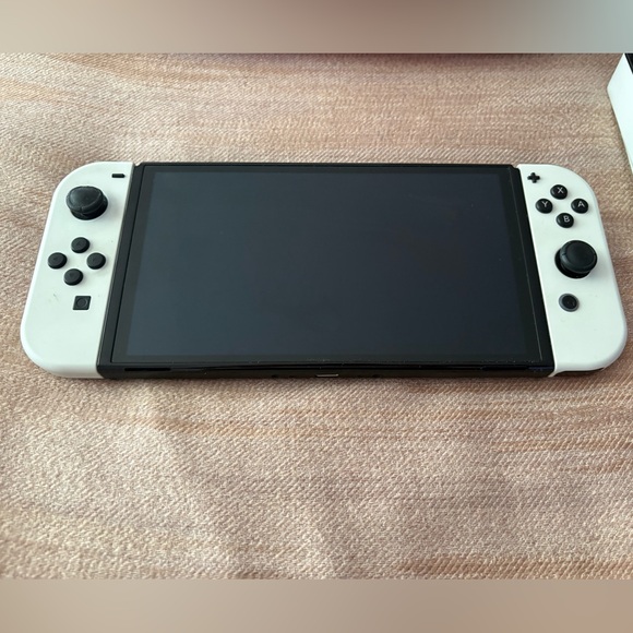 Nintendo Switch 1 Oled includes accessories - Picture 2 of 4